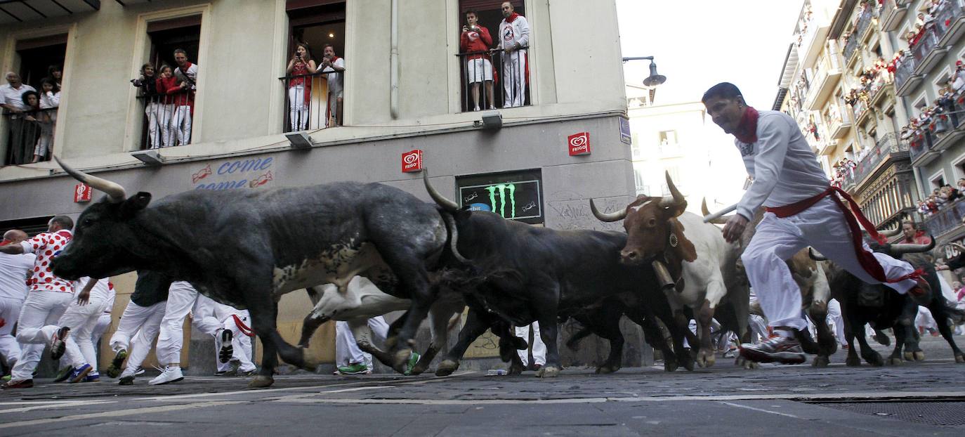 La crisis sanitaria ha provocado una imagen absolutamente inusual en estas fechas en Pamplona. Por primera vez en 42 años no habrá corredores ni toros un 7 de julio. La feria del toro y el resto de actos festivos han sido suspendidos, por lo que ni los toros correrán desde los corrales de Santo Domingo hasta el coso pamplonés a los ocho de la mañana, ni por las tardes tendrá lugar en él ningún festejo taurino. Estas son las imágenes que no se verán este 2020 durante San Fermín. 