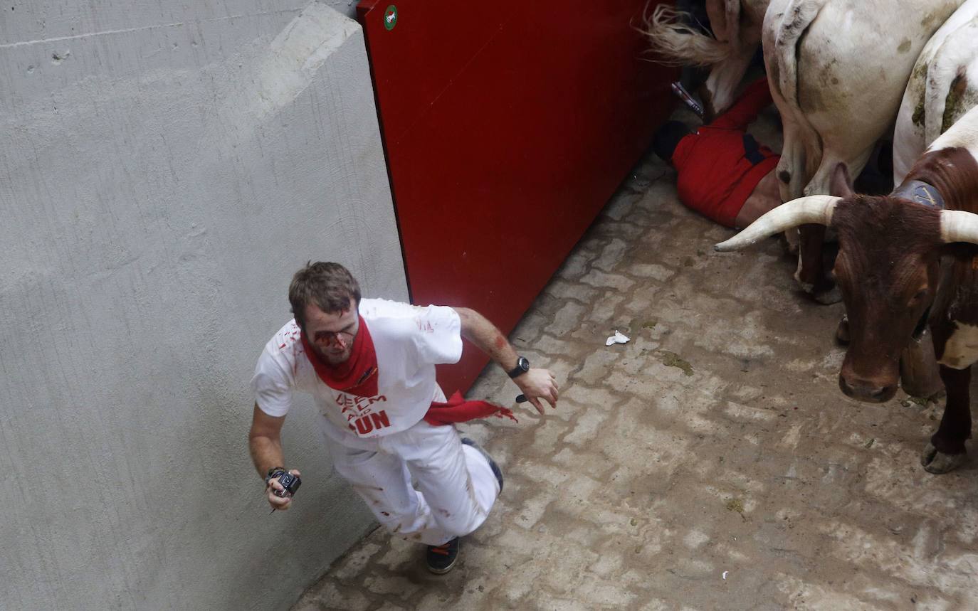 La crisis sanitaria ha provocado una imagen absolutamente inusual en estas fechas en Pamplona. Por primera vez en 42 años no habrá corredores ni toros un 7 de julio. La feria del toro y el resto de actos festivos han sido suspendidos, por lo que ni los toros correrán desde los corrales de Santo Domingo hasta el coso pamplonés a los ocho de la mañana, ni por las tardes tendrá lugar en él ningún festejo taurino. Estas son las imágenes que no se verán este 2020 durante San Fermín. 