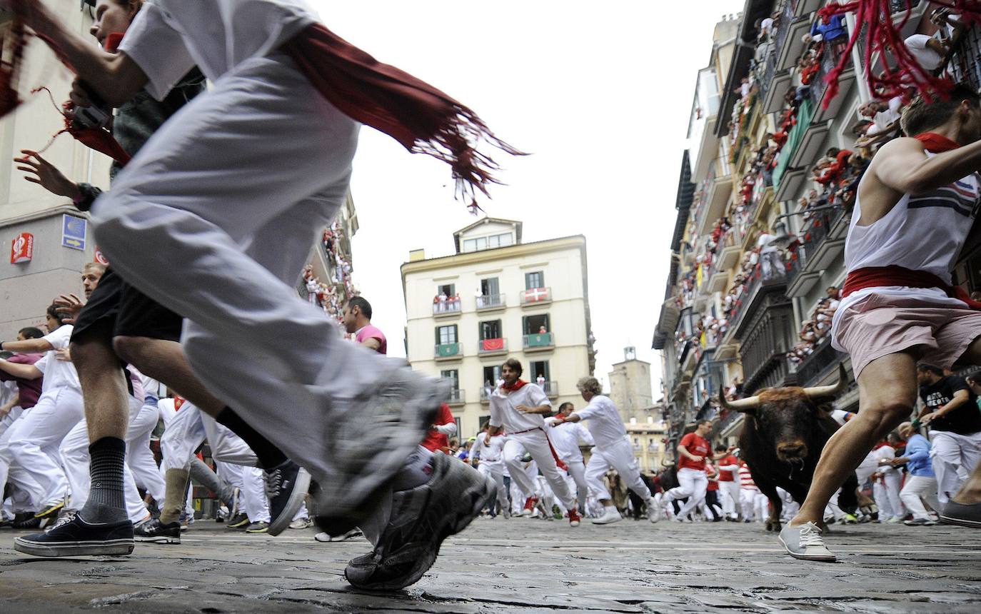 La crisis sanitaria ha provocado una imagen absolutamente inusual en estas fechas en Pamplona. Por primera vez en 42 años no habrá corredores ni toros un 7 de julio. La feria del toro y el resto de actos festivos han sido suspendidos, por lo que ni los toros correrán desde los corrales de Santo Domingo hasta el coso pamplonés a los ocho de la mañana, ni por las tardes tendrá lugar en él ningún festejo taurino. Estas son las imágenes que no se verán este 2020 durante San Fermín. 