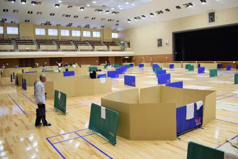 Las fuertes inundaciones en la región de región de Kumamoto devasta esta zona japonesa donde los equipos de rescate todavía buscan supervivientes entre el terreno afectado por los desprendimientos. Mientras, los habitantes de la zona han sido evacuados a centros improvisados donde la desolación se ve intensificada por la distancia social impuesta por la pandemia del coronavirus.