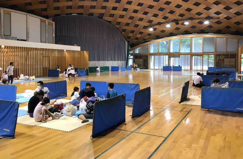 Las fuertes inundaciones en la región de región de Kumamoto devasta esta zona japonesa donde los equipos de rescate todavía buscan supervivientes entre el terreno afectado por los desprendimientos. Mientras, los habitantes de la zona han sido evacuados a centros improvisados donde la desolación se ve intensificada por la distancia social impuesta por la pandemia del coronavirus.