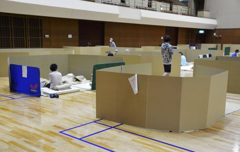 Las fuertes inundaciones en la región de región de Kumamoto devasta esta zona japonesa donde los equipos de rescate todavía buscan supervivientes entre el terreno afectado por los desprendimientos. Mientras, los habitantes de la zona han sido evacuados a centros improvisados donde la desolación se ve intensificada por la distancia social impuesta por la pandemia del coronavirus.