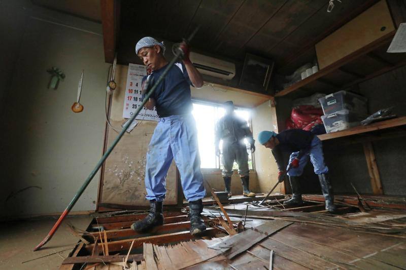 Las fuertes inundaciones en la región de región de Kumamoto devasta esta zona japonesa donde los equipos de rescate todavía buscan supervivientes entre el terreno afectado por los desprendimientos. Mientras, los habitantes de la zona han sido evacuados a centros improvisados donde la desolación se ve intensificada por la distancia social impuesta por la pandemia del coronavirus.