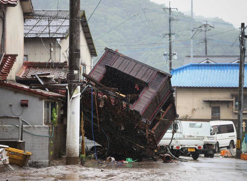 Las fuertes inundaciones en la región de región de Kumamoto devasta esta zona japonesa donde los equipos de rescate todavía buscan supervivientes entre el terreno afectado por los desprendimientos. Mientras, los habitantes de la zona han sido evacuados a centros improvisados donde la desolación se ve intensificada por la distancia social impuesta por la pandemia del coronavirus.
