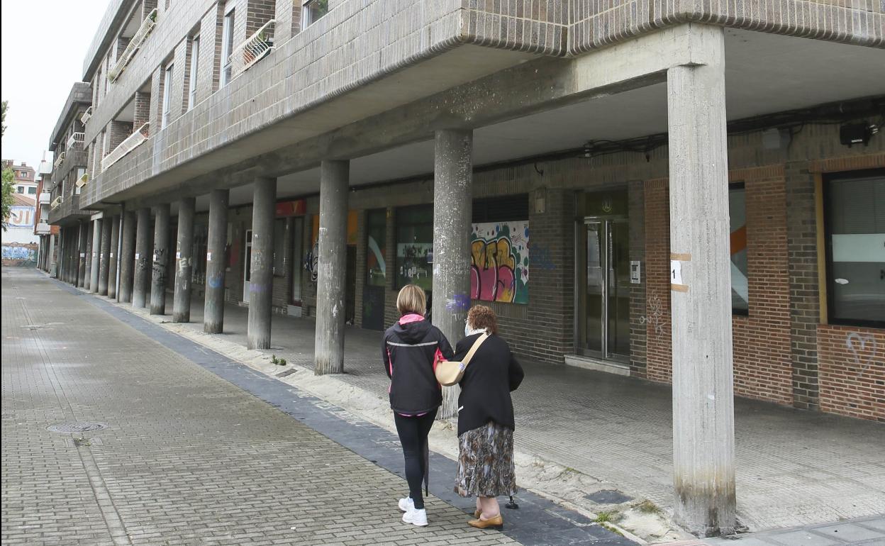 Los soportales privados en los que se ubicaban los puestos. 