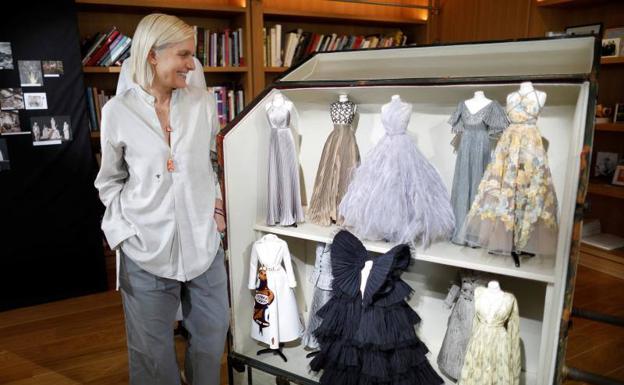 La diseñadora creativa de Dior, Maria Grazia Chiuri, junto a esta colección en miniatura.