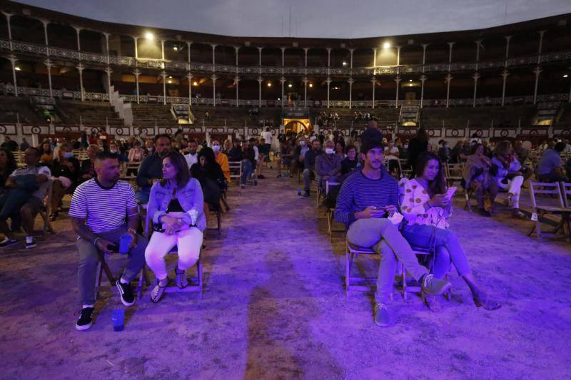 El artista actuó en la plaza de toros de El Bibio en Gijón ofreciendo un recital en el que el cantaor trató de paliar con su cercanía la distancia social impuesta por la pandemia del coronavirus.