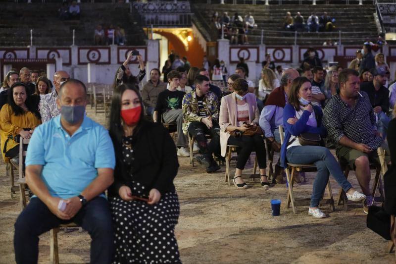 El artista actuó en la plaza de toros de El Bibio en Gijón ofreciendo un recital en el que el cantaor trató de paliar con su cercanía la distancia social impuesta por la pandemia del coronavirus.