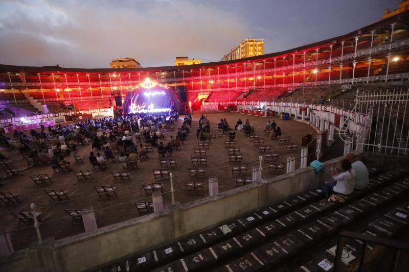 El artista actuó en la plaza de toros de El Bibio en Gijón ofreciendo un recital en el que el cantaor trató de paliar con su cercanía la distancia social impuesta por la pandemia del coronavirus.