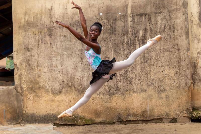 El arte de la danza no entiende de nivel adquisitivo. Por eso, en 2017 abrió sus puertas 'Leap of Dance Academy' en Lagos (Nigeria), una escuela de ballet en un distrito pobre de la extensa ciudad de Lagos, que tiene como objetivo llevar la danza clásica a niños desfavorecidos en el país más poblado de África. La escuela es una creación del amante del ballet autodidacta Daniel Ajala y ahora la academia, que Ajala financia de su propio bolsillo, tiene 12 alumnos de entre 6 y 15 años. Las lecciones son gratuitas y se proporcionan zapatos y kits a los niños, la mayoría de los cuales nunca había oído hablar del ballet antes de involucrarse.