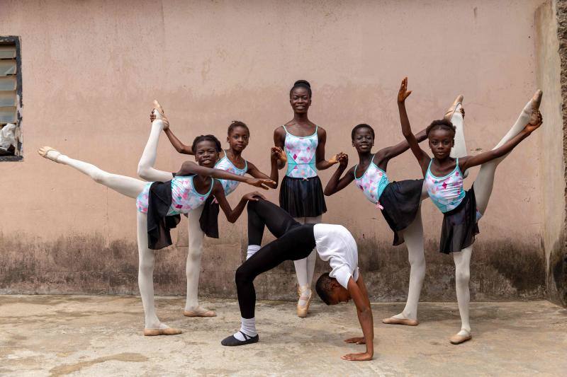 El arte de la danza no entiende de nivel adquisitivo. Por eso, en 2017 abrió sus puertas 'Leap of Dance Academy' en Lagos (Nigeria), una escuela de ballet en un distrito pobre de la extensa ciudad de Lagos, que tiene como objetivo llevar la danza clásica a niños desfavorecidos en el país más poblado de África. La escuela es una creación del amante del ballet autodidacta Daniel Ajala y ahora la academia, que Ajala financia de su propio bolsillo, tiene 12 alumnos de entre 6 y 15 años. Las lecciones son gratuitas y se proporcionan zapatos y kits a los niños, la mayoría de los cuales nunca había oído hablar del ballet antes de involucrarse.