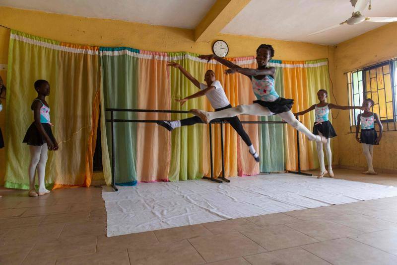 El arte de la danza no entiende de nivel adquisitivo. Por eso, en 2017 abrió sus puertas 'Leap of Dance Academy' en Lagos (Nigeria), una escuela de ballet en un distrito pobre de la extensa ciudad de Lagos, que tiene como objetivo llevar la danza clásica a niños desfavorecidos en el país más poblado de África. La escuela es una creación del amante del ballet autodidacta Daniel Ajala y ahora la academia, que Ajala financia de su propio bolsillo, tiene 12 alumnos de entre 6 y 15 años. Las lecciones son gratuitas y se proporcionan zapatos y kits a los niños, la mayoría de los cuales nunca había oído hablar del ballet antes de involucrarse.