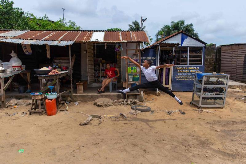 El arte de la danza no entiende de nivel adquisitivo. Por eso, en 2017 abrió sus puertas 'Leap of Dance Academy' en Lagos (Nigeria), una escuela de ballet en un distrito pobre de la extensa ciudad de Lagos, que tiene como objetivo llevar la danza clásica a niños desfavorecidos en el país más poblado de África. La escuela es una creación del amante del ballet autodidacta Daniel Ajala y ahora la academia, que Ajala financia de su propio bolsillo, tiene 12 alumnos de entre 6 y 15 años. Las lecciones son gratuitas y se proporcionan zapatos y kits a los niños, la mayoría de los cuales nunca había oído hablar del ballet antes de involucrarse.