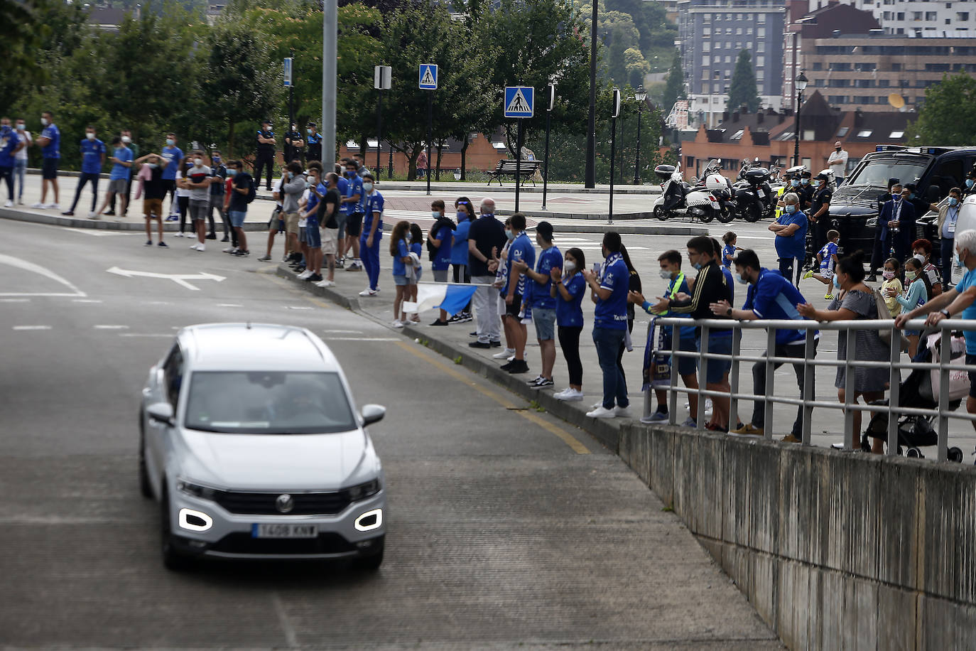 Los seguidores azules recibieron al equipo en los aledaños del Carlos Tartiere guardando distancias de seguridad y con mascarillas
