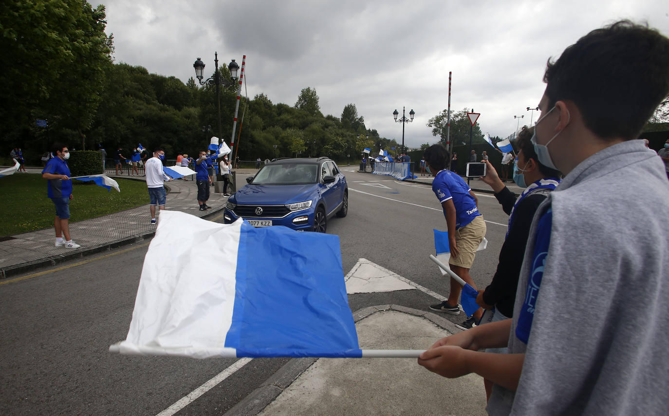 Los seguidores azules recibieron al equipo en los aledaños del Carlos Tartiere guardando distancias de seguridad y con mascarillas