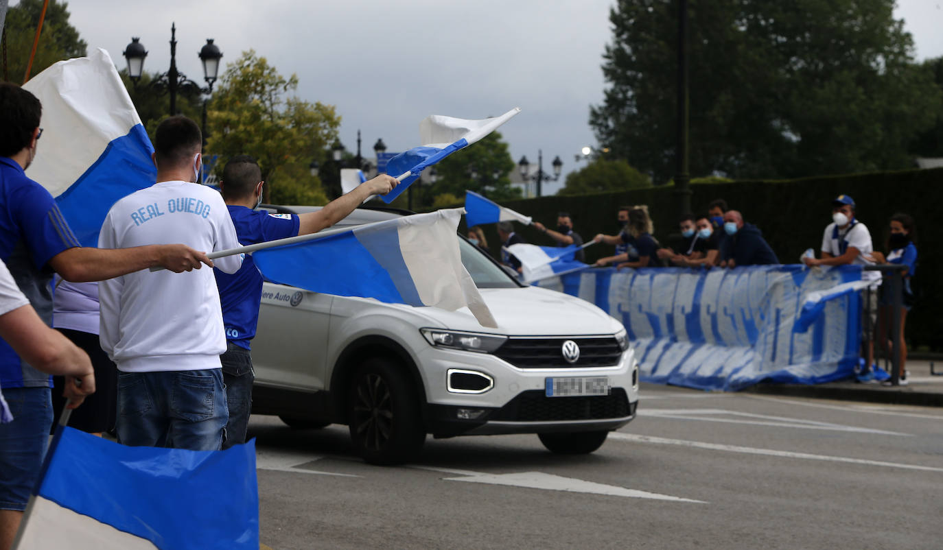Los seguidores azules recibieron al equipo en los aledaños del Carlos Tartiere guardando distancias de seguridad y con mascarillas