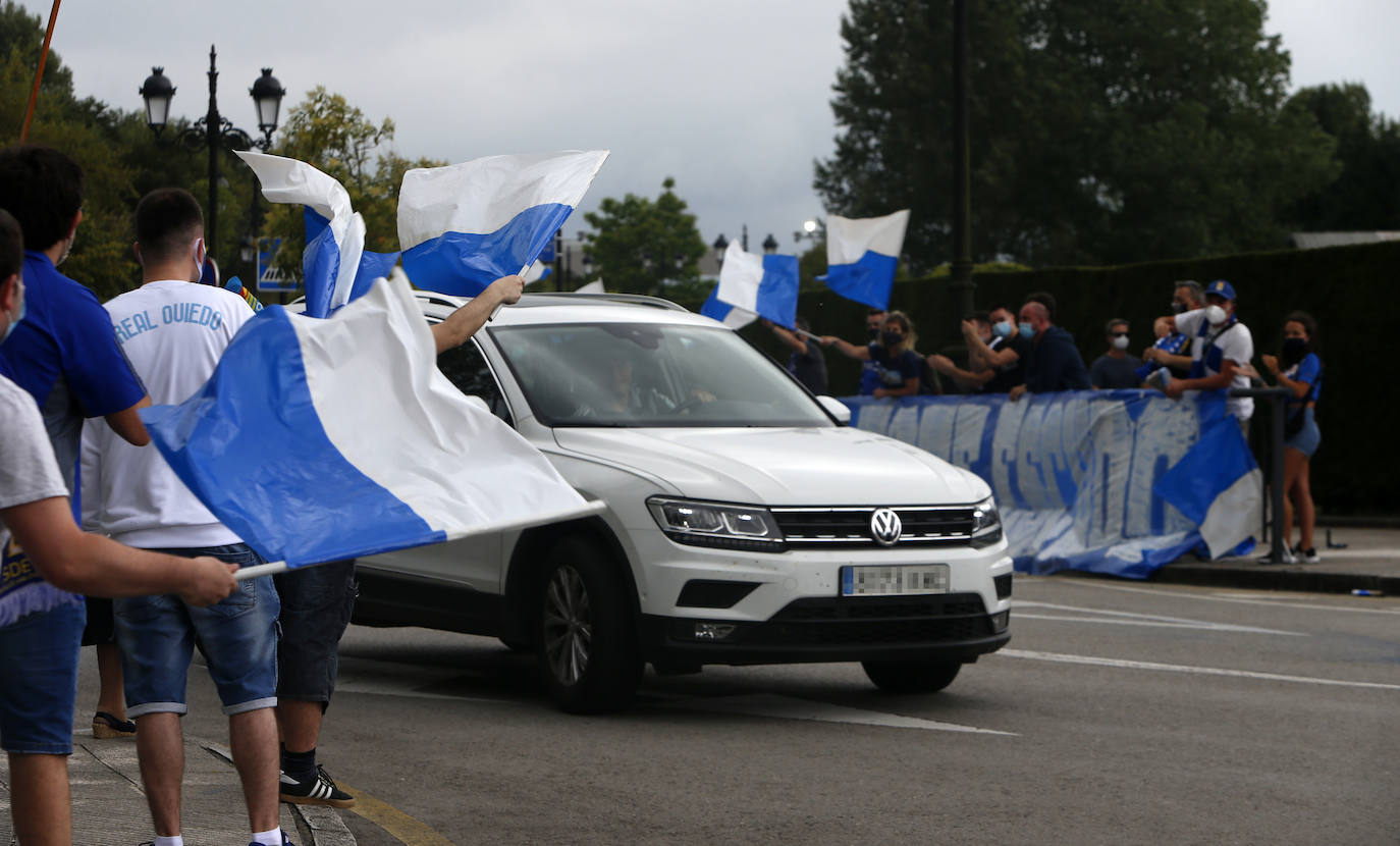 Los seguidores azules recibieron al equipo en los aledaños del Carlos Tartiere guardando distancias de seguridad y con mascarillas