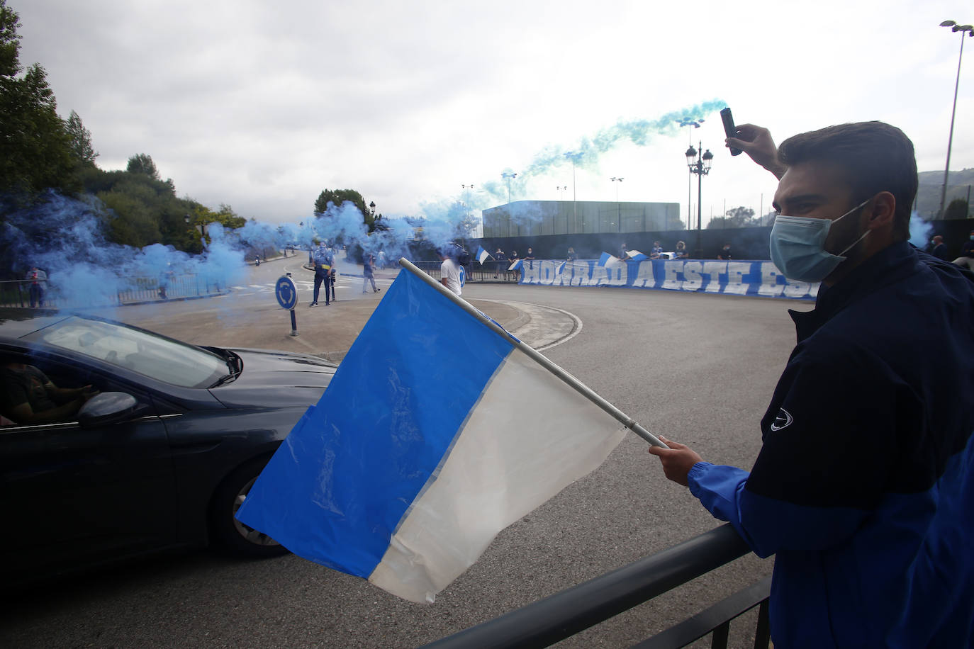 Los seguidores azules recibieron al equipo en los aledaños del Carlos Tartiere guardando distancias de seguridad y con mascarillas