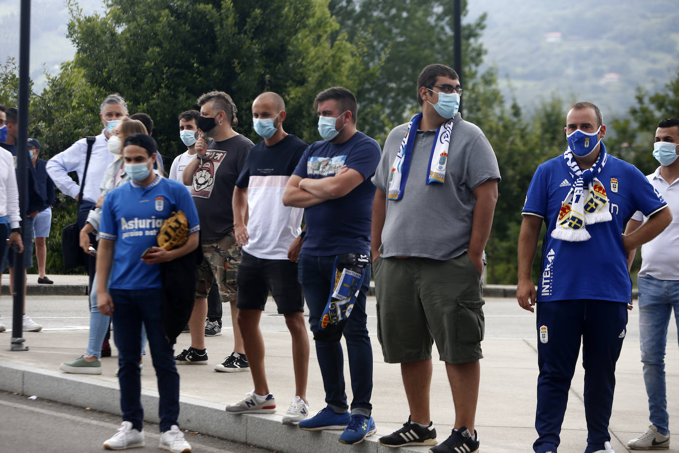 Los seguidores azules recibieron al equipo en los aledaños del Carlos Tartiere guardando distancias de seguridad y con mascarillas