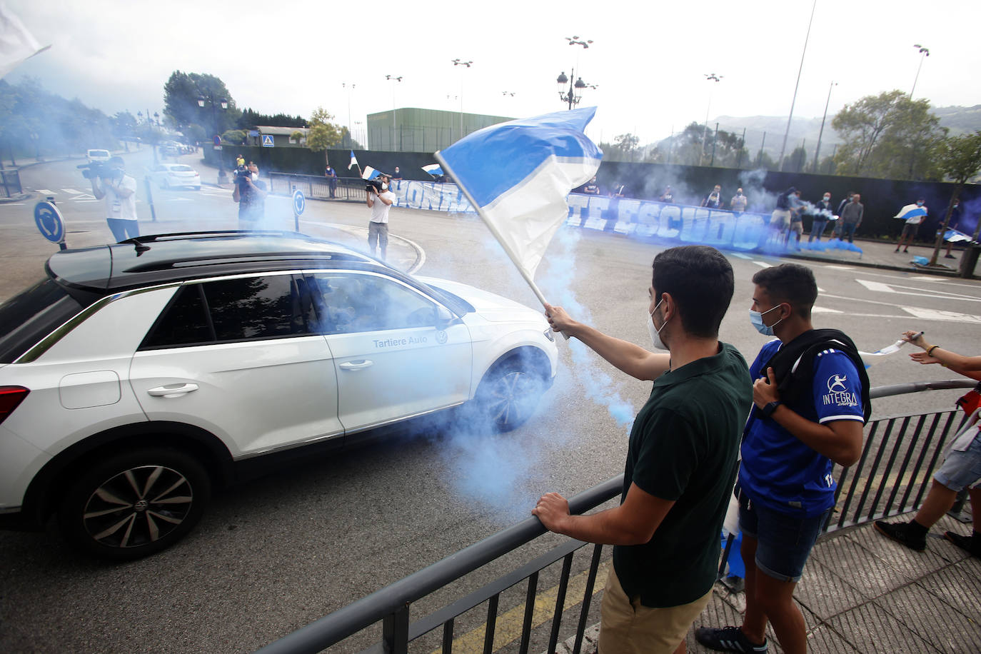 Los seguidores azules recibieron al equipo en los aledaños del Carlos Tartiere guardando distancias de seguridad y con mascarillas
