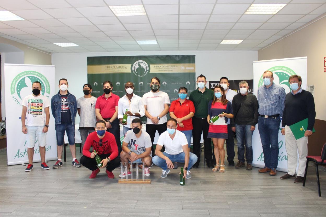 Participantes, jurado y organizadores del concurso. 