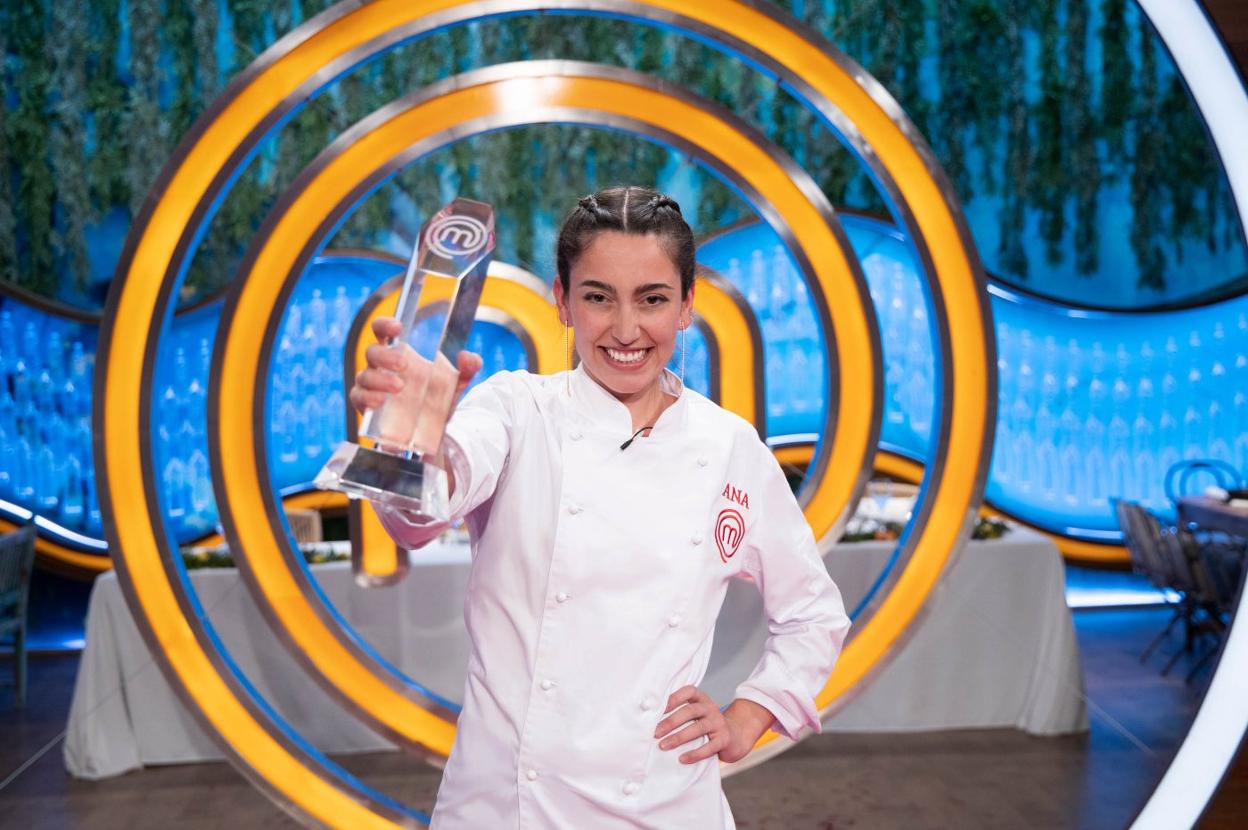 Ana Iglesias, ayer, junto al trofeo de ganadora de 'MasterChef 8'. 