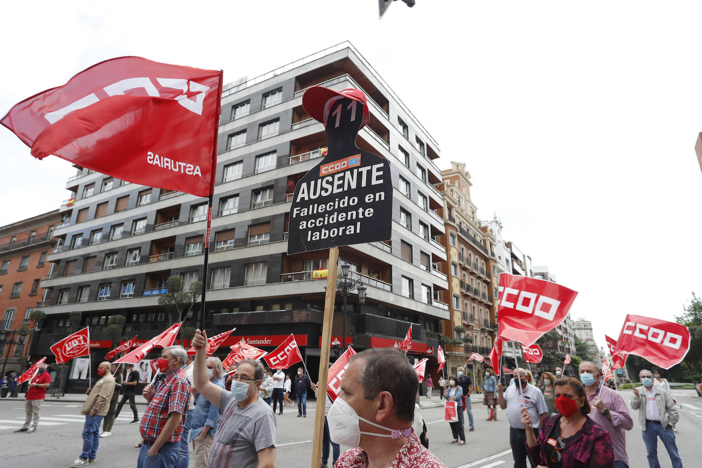 'Ni un muerto más'. Bajo este lema contra la siniestralidad laboral, los sindicatos UGT y CC OO se han concentrado este miércoles en Oviedo, donde han recordado a los once trabajadores fallecidos en Asturias en lo que va de año.