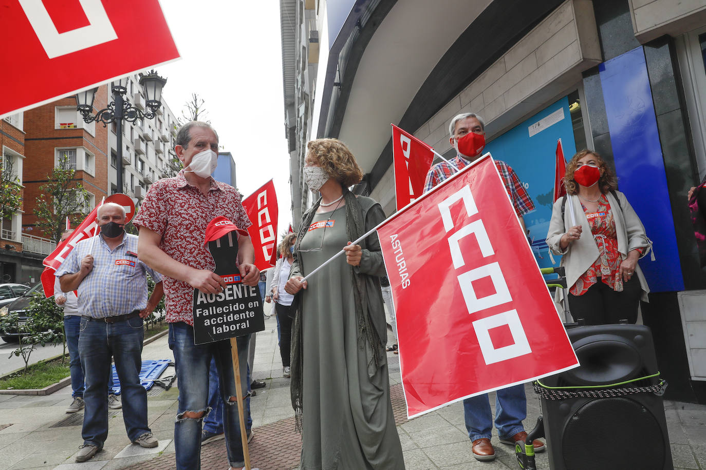 'Ni un muerto más'. Bajo este lema contra la siniestralidad laboral, los sindicatos UGT y CC OO se han concentrado este miércoles en Oviedo, donde han recordado a los once trabajadores fallecidos en Asturias en lo que va de año.