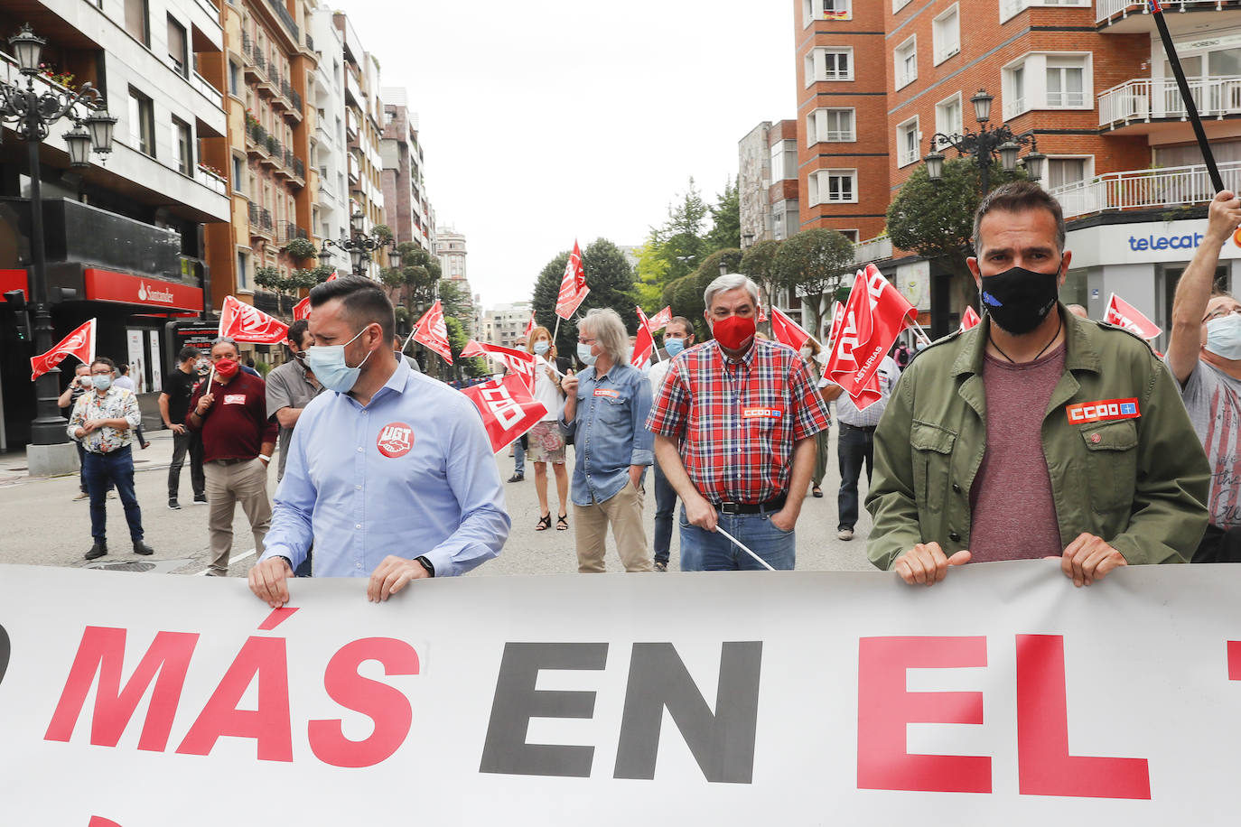 'Ni un muerto más'. Bajo este lema contra la siniestralidad laboral, los sindicatos UGT y CC OO se han concentrado este miércoles en Oviedo, donde han recordado a los once trabajadores fallecidos en Asturias en lo que va de año.