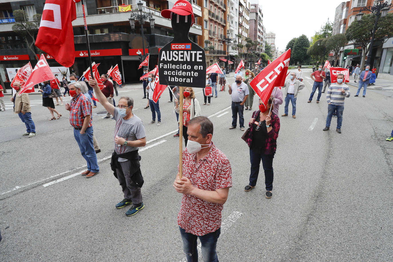 'Ni un muerto más'. Bajo este lema contra la siniestralidad laboral, los sindicatos UGT y CC OO se han concentrado este miércoles en Oviedo, donde han recordado a los once trabajadores fallecidos en Asturias en lo que va de año.