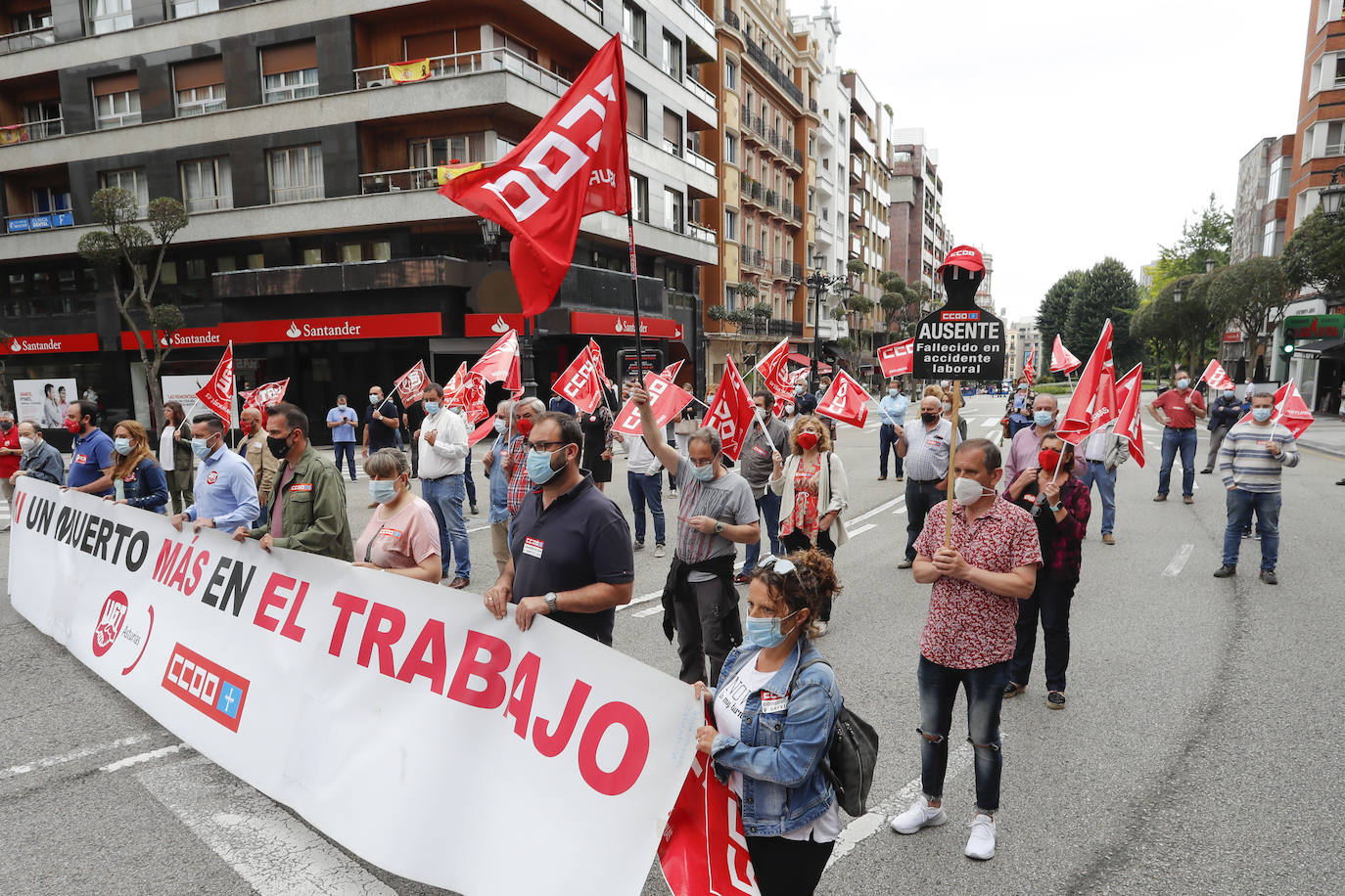 'Ni un muerto más'. Bajo este lema contra la siniestralidad laboral, los sindicatos UGT y CC OO se han concentrado este miércoles en Oviedo, donde han recordado a los once trabajadores fallecidos en Asturias en lo que va de año.