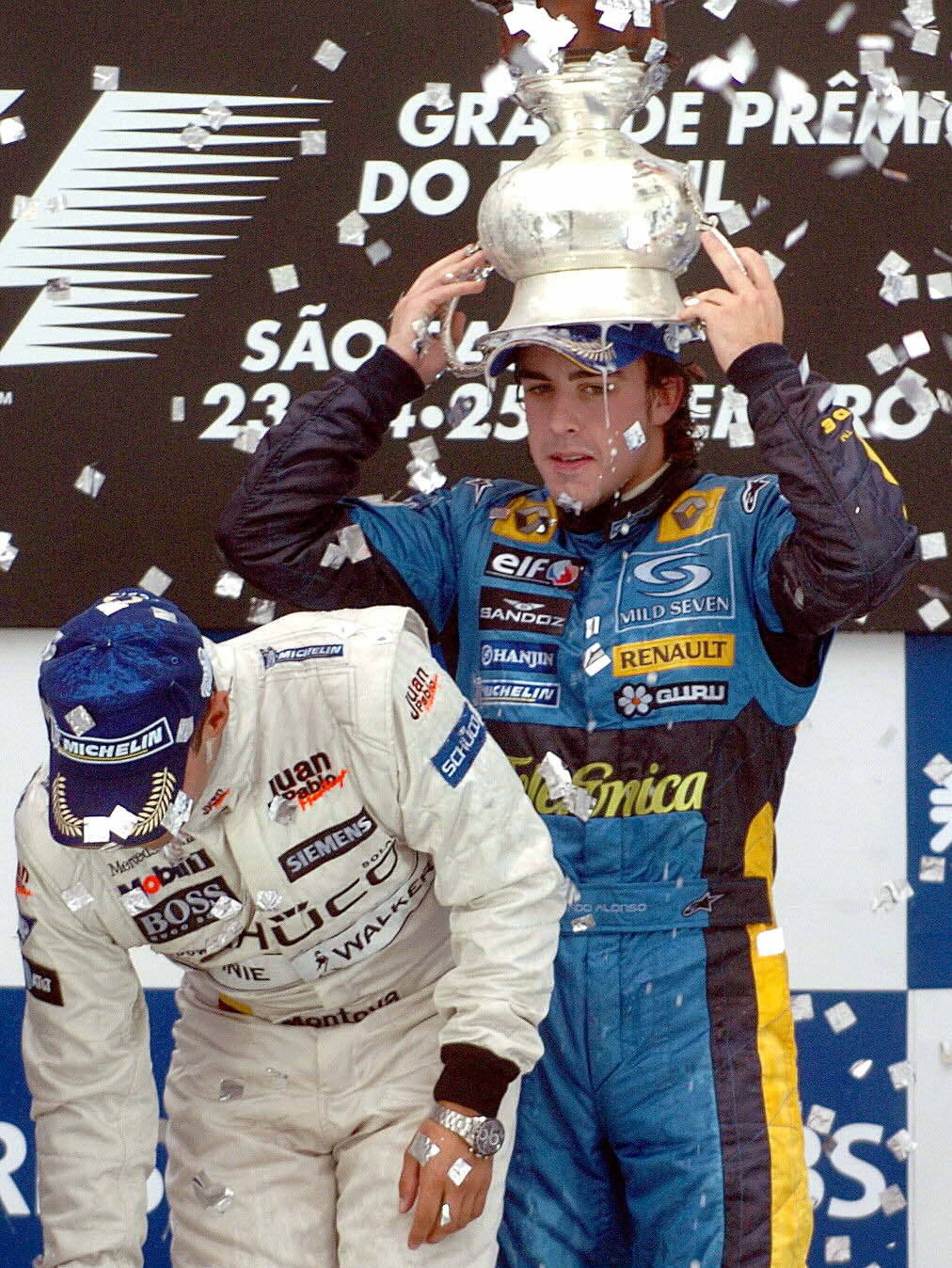 25/09/2005 | Fernando Alonso celebra en el podio, con la copa encima de la cabeza, el campeonato de Fórmula 1, tras llegar en tercera posición en el GP Brasil 