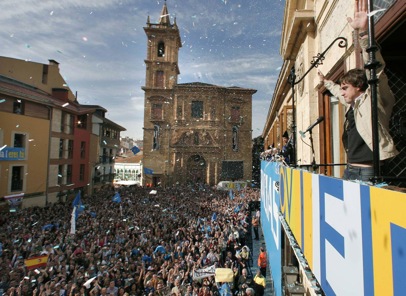 28/10/2007 | Fernando Alonso agradece desde el balcón del Ayuntamiento de su ciudad natal, Oviedo, el apoyo que ha recibido por parte de la afición asturiana esta temporada 