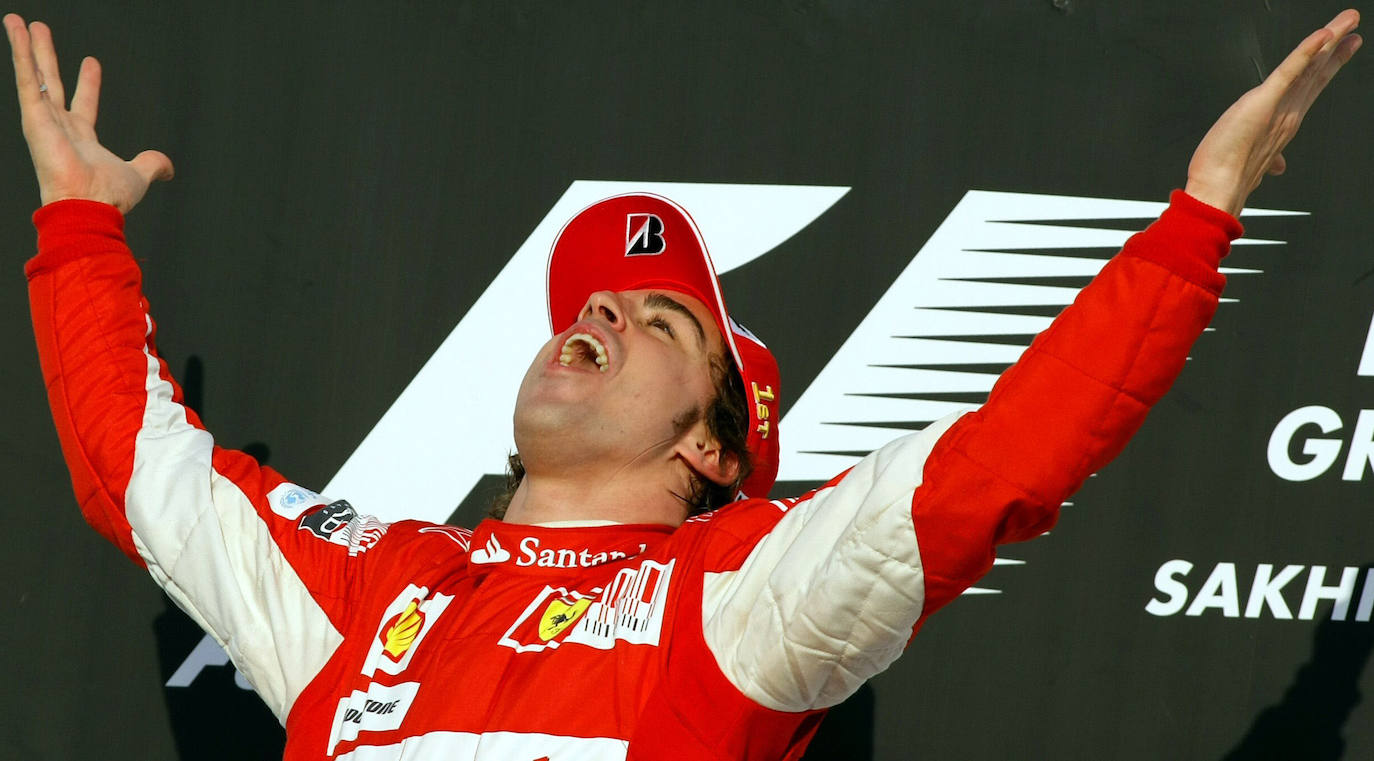 14/03/2010 | Alonso celebra en el podio la victoria en el Gran Premio de Bahrein, la primera con Ferrari