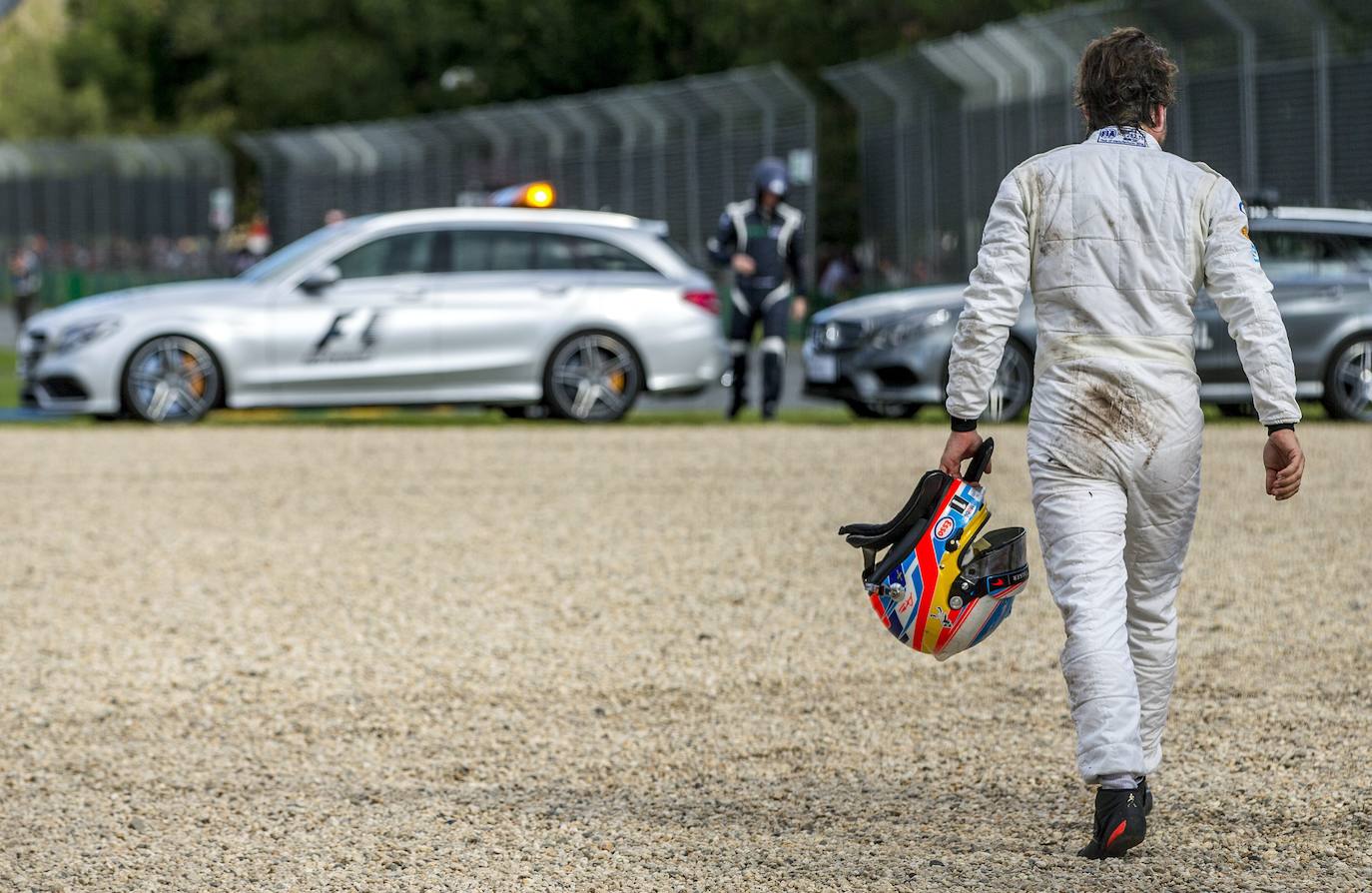 20/03/2016 | Fernando Alonso sale ileso de un terrible accidente en el Gran Premio de Australia de Fórmula 1 al perder el control de su McLaren tras chocar con Esteban Gutiérrez