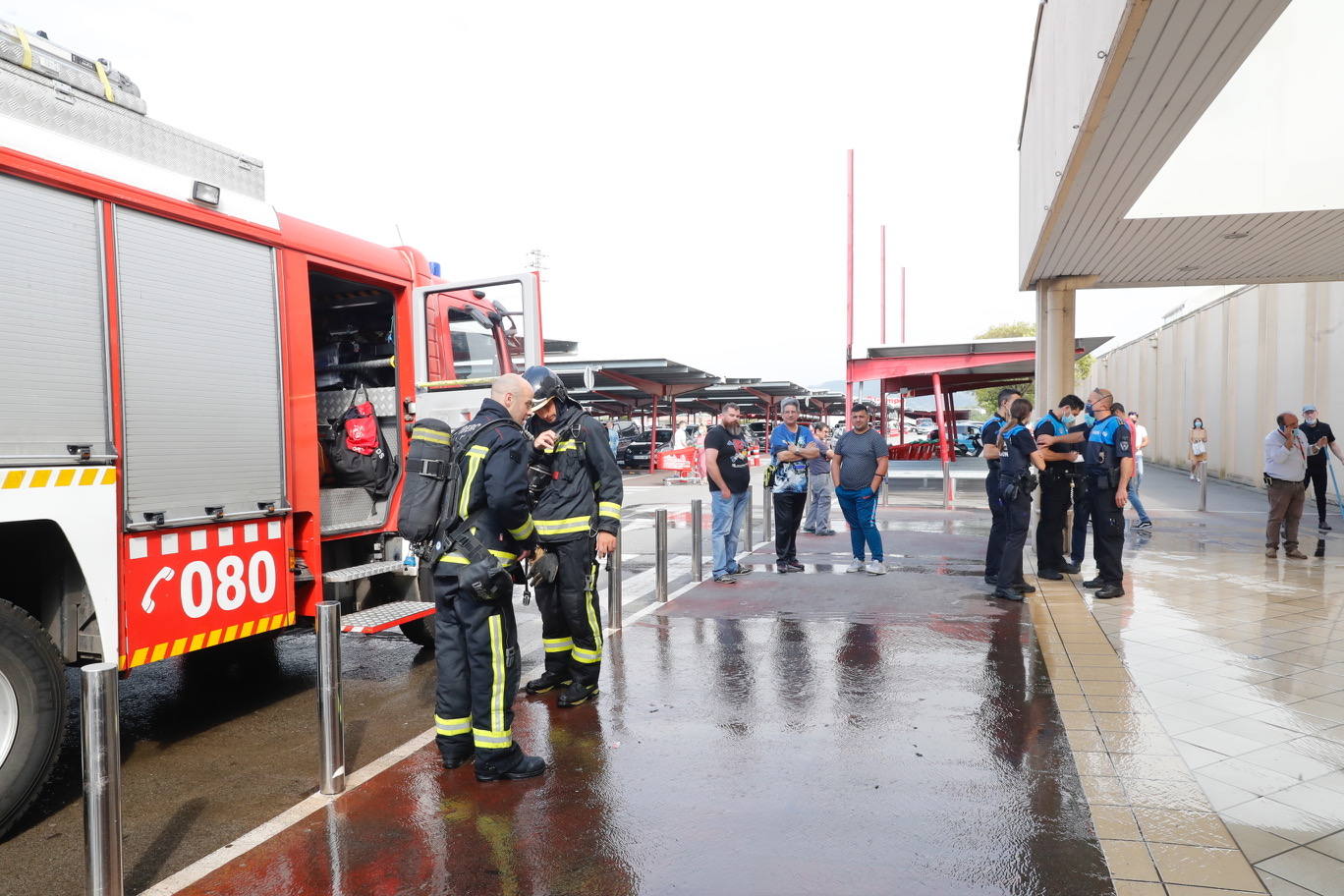 El fuego, que se inició en una freidora, obligó a desalojar la instalación y dejó una persona herida por inhalación de humo.