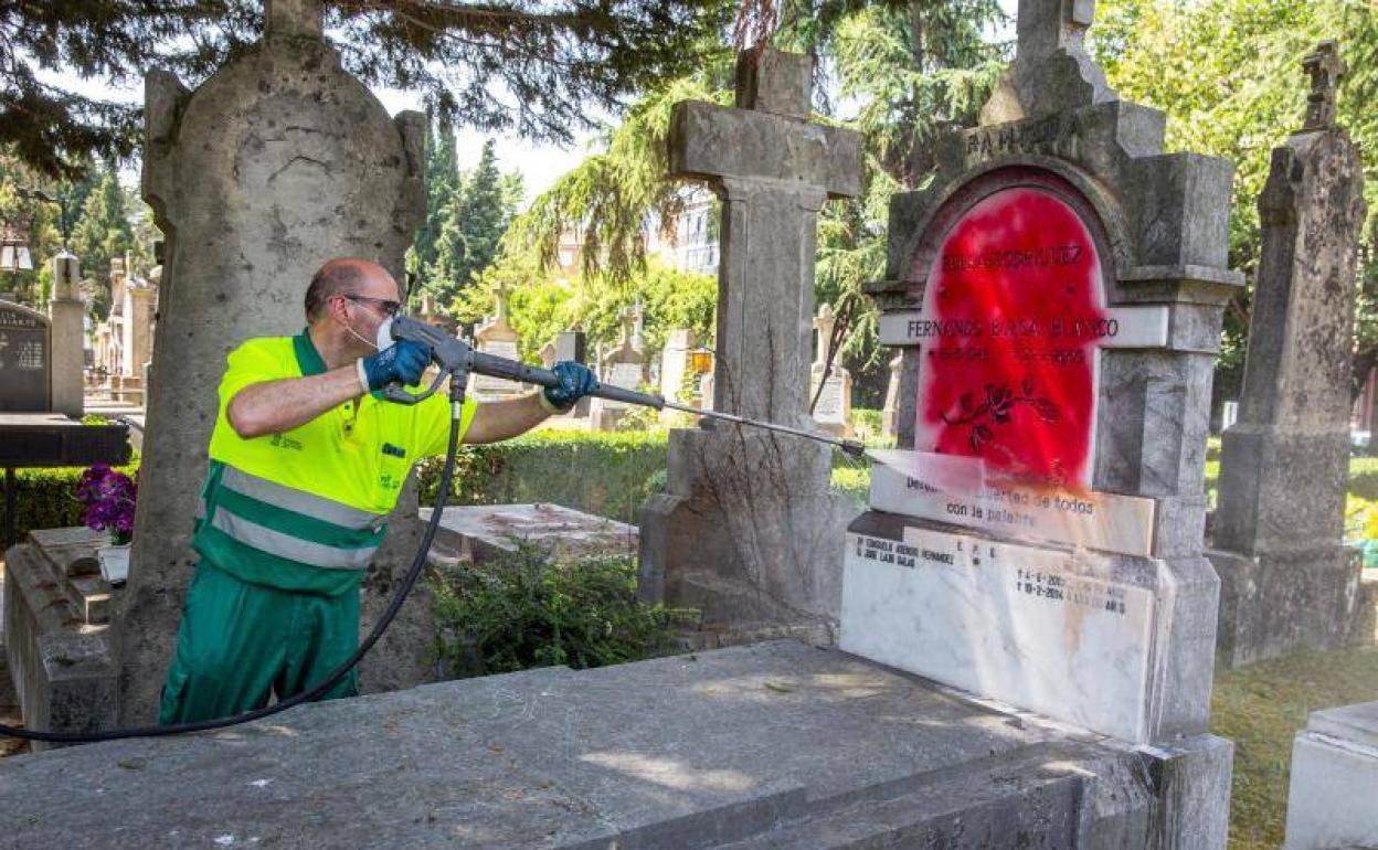 Atacan con pintura roja la tumba de Fernando Buesa, asesinado por ETA en el año 2000