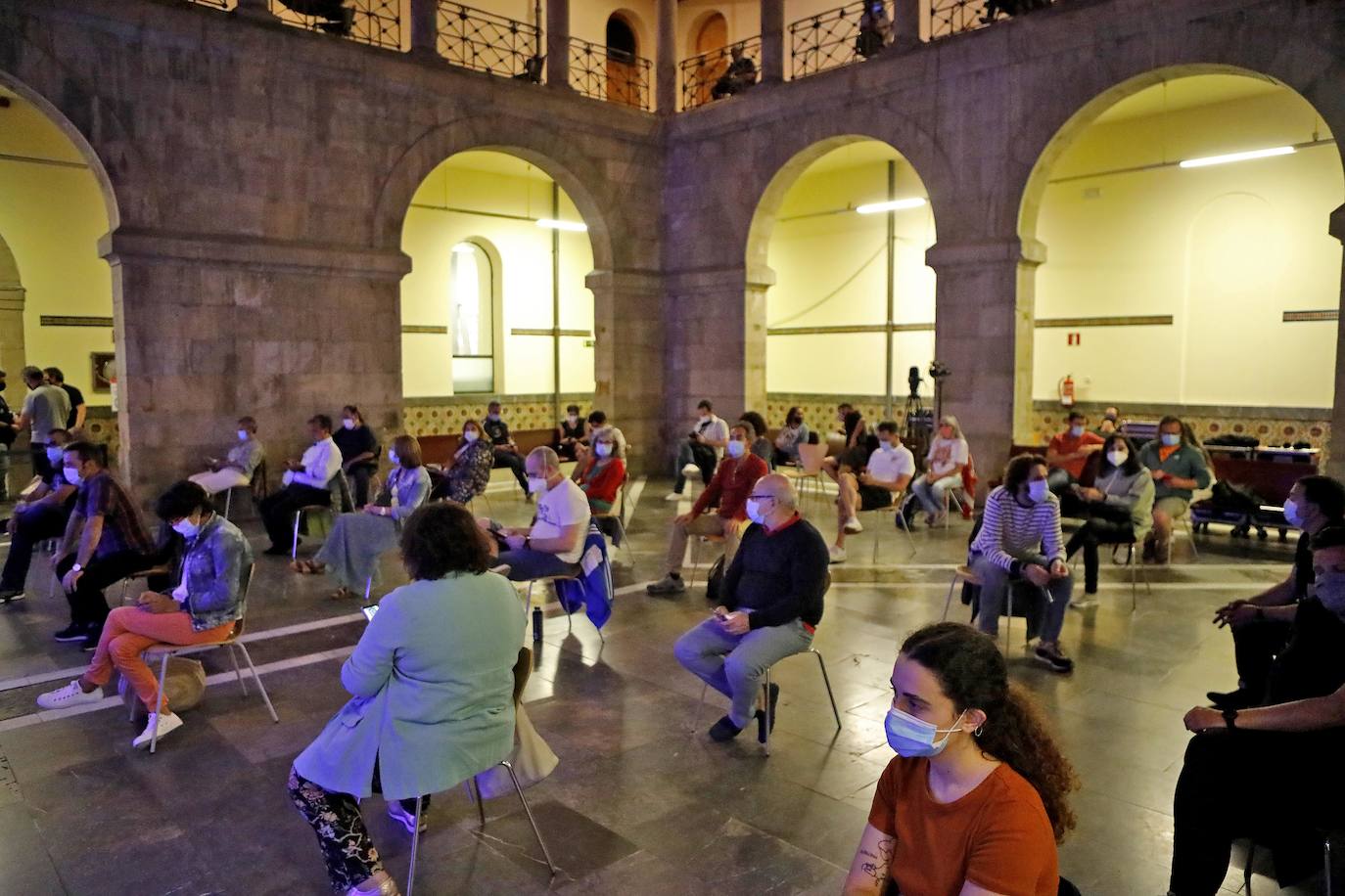 La tonada, y mucho más, sonó ayer en el Antiguo Instituto. La invitada de lujo, Anabel Santiago, quien demostró como ha sabido llevar la tradición más pura a los territorios más modernos, gracias a la fusión de estilos.