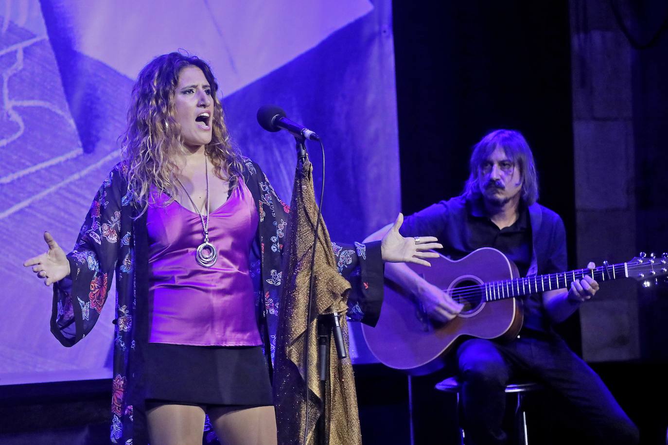 La tonada, y mucho más, sonó ayer en el Antiguo Instituto. La invitada de lujo, Anabel Santiago, quien demostró como ha sabido llevar la tradición más pura a los territorios más modernos, gracias a la fusión de estilos.