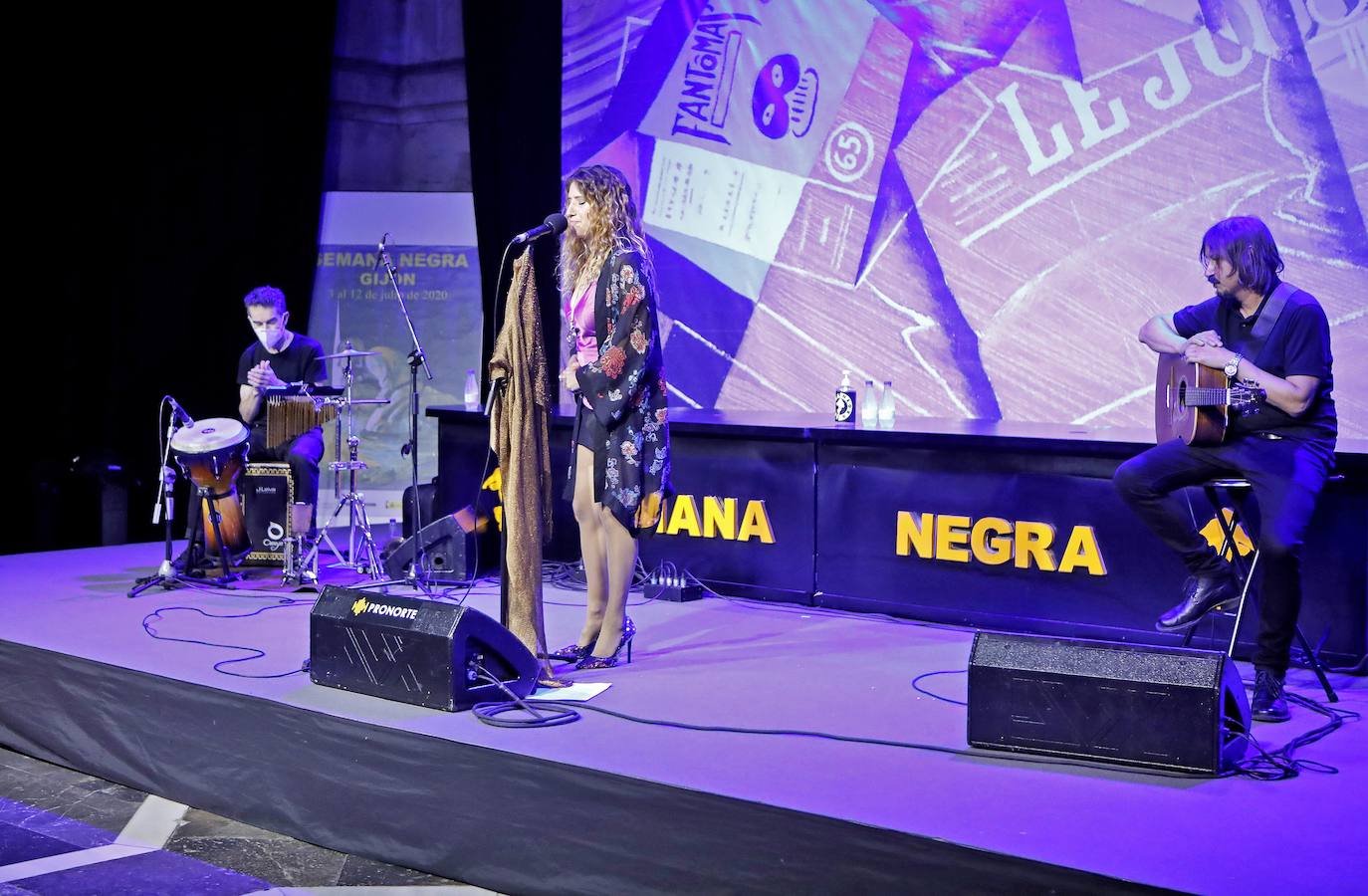 La tonada, y mucho más, sonó ayer en el Antiguo Instituto. La invitada de lujo, Anabel Santiago, quien demostró como ha sabido llevar la tradición más pura a los territorios más modernos, gracias a la fusión de estilos.