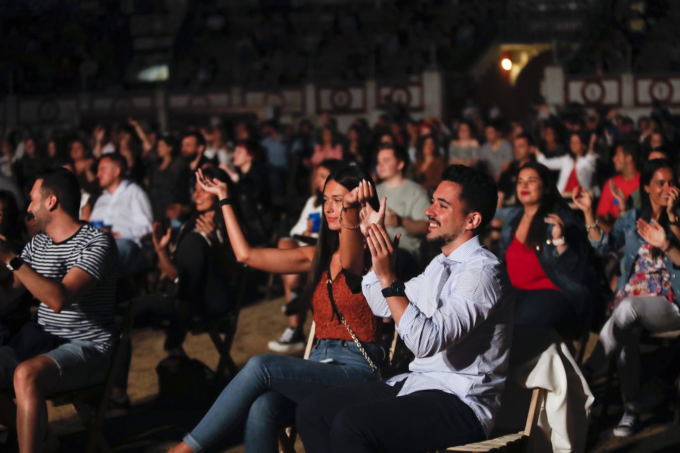 Alrededor de 400 personas se acercaron a probar su música en la ya habitual formación de sillas separadas por metro y medio del verano gijonés.