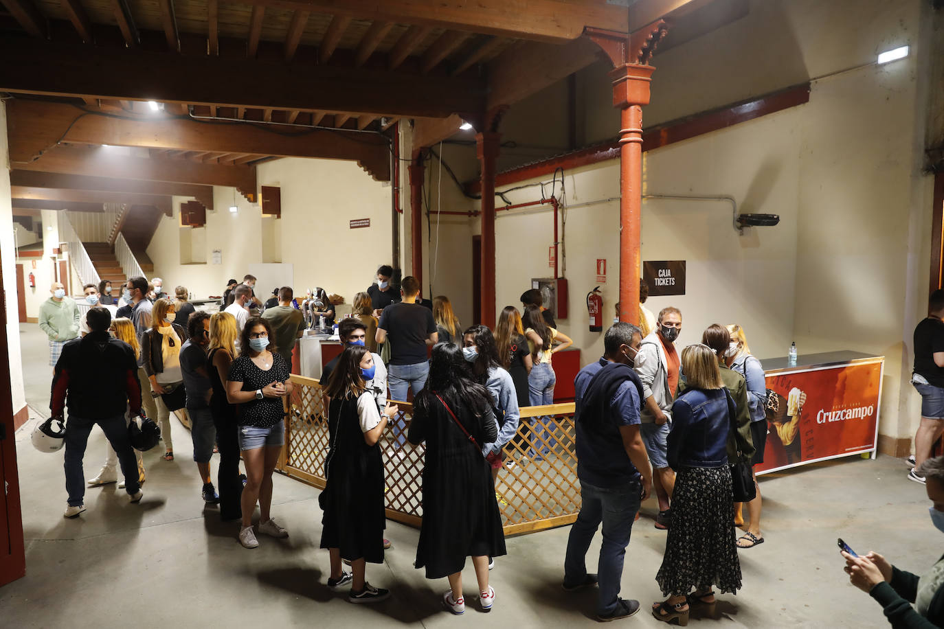 Alrededor de 400 personas se acercaron a probar su música en la ya habitual formación de sillas separadas por metro y medio del verano gijonés.