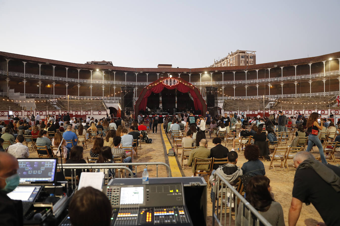 Alrededor de 400 personas se acercaron a probar su música en la ya habitual formación de sillas separadas por metro y medio del verano gijonés.
