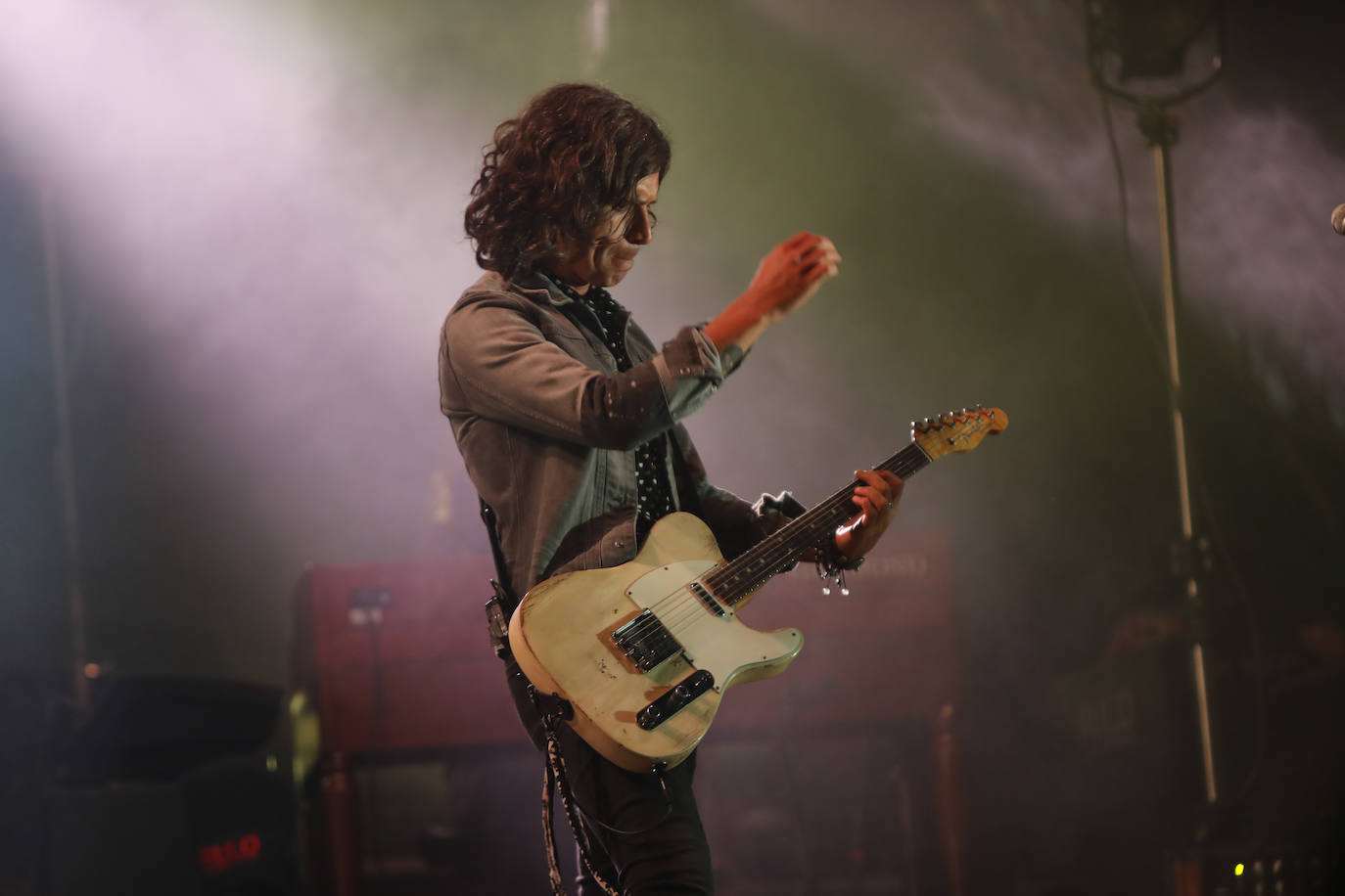 Alrededor de 400 personas se acercaron a probar su música en la ya habitual formación de sillas separadas por metro y medio del verano gijonés.