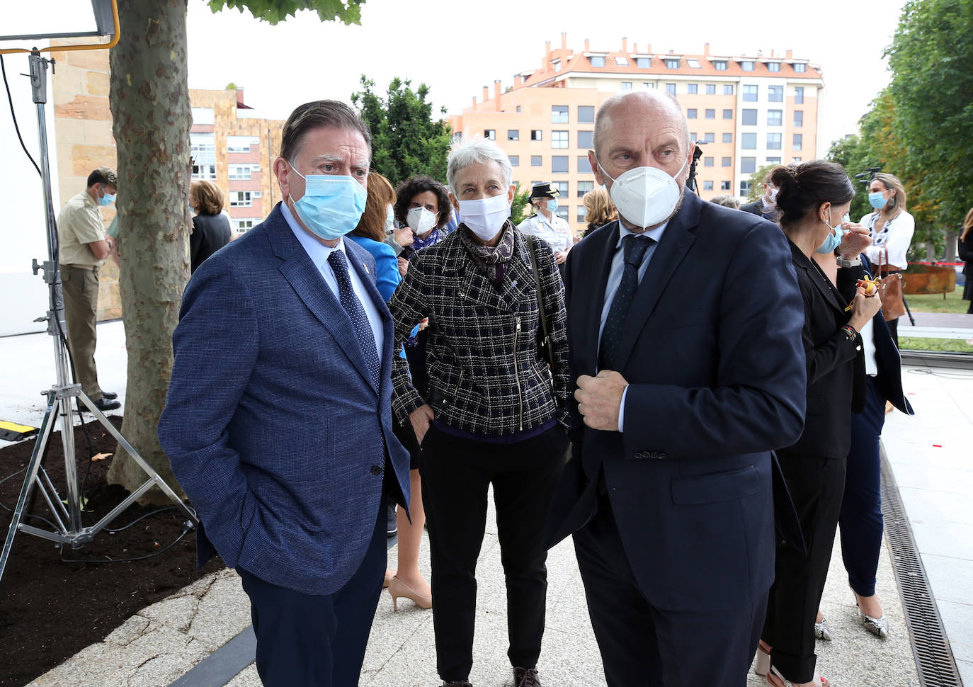 El Principado de Asturias, con su presidente Adrián barbón a la cabeza, ha rendido este viernes un sentido homenaje a las víctimas del coronavirus en la región. Todas ellas permanecerán para siempre en la memoria con los cinco tejos y la placa que desde hoy permanecen en las inmediaciones del Hospital Central Universitario, HUCA.