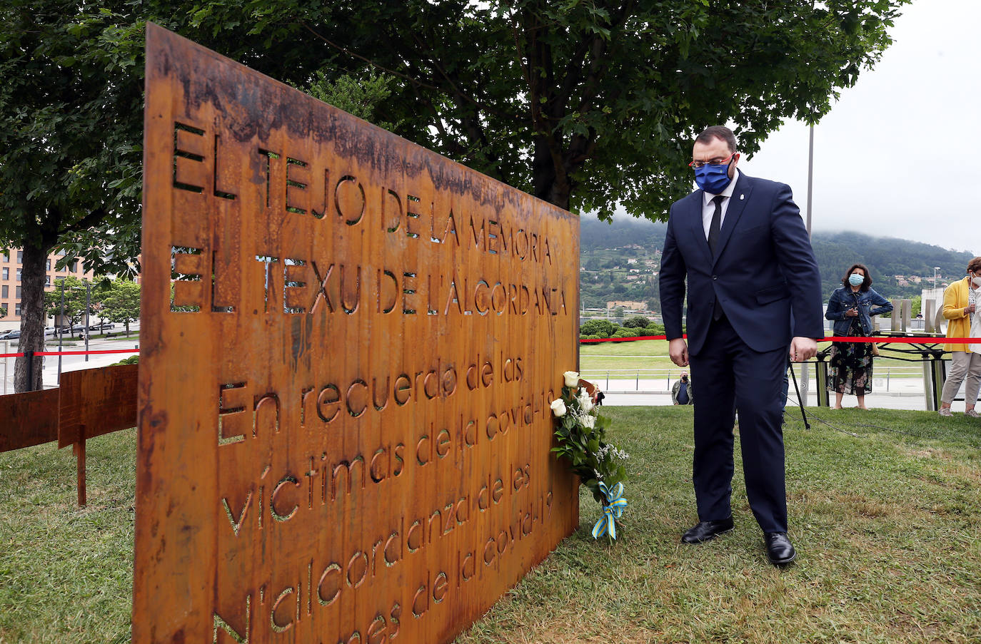 El Principado de Asturias, con su presidente Adrián barbón a la cabeza, ha rendido este viernes un sentido homenaje a las víctimas del coronavirus en la región. Todas ellas permanecerán para siempre en la memoria con los cinco tejos y la placa que desde hoy permanecen en las inmediaciones del Hospital Central Universitario, HUCA.
