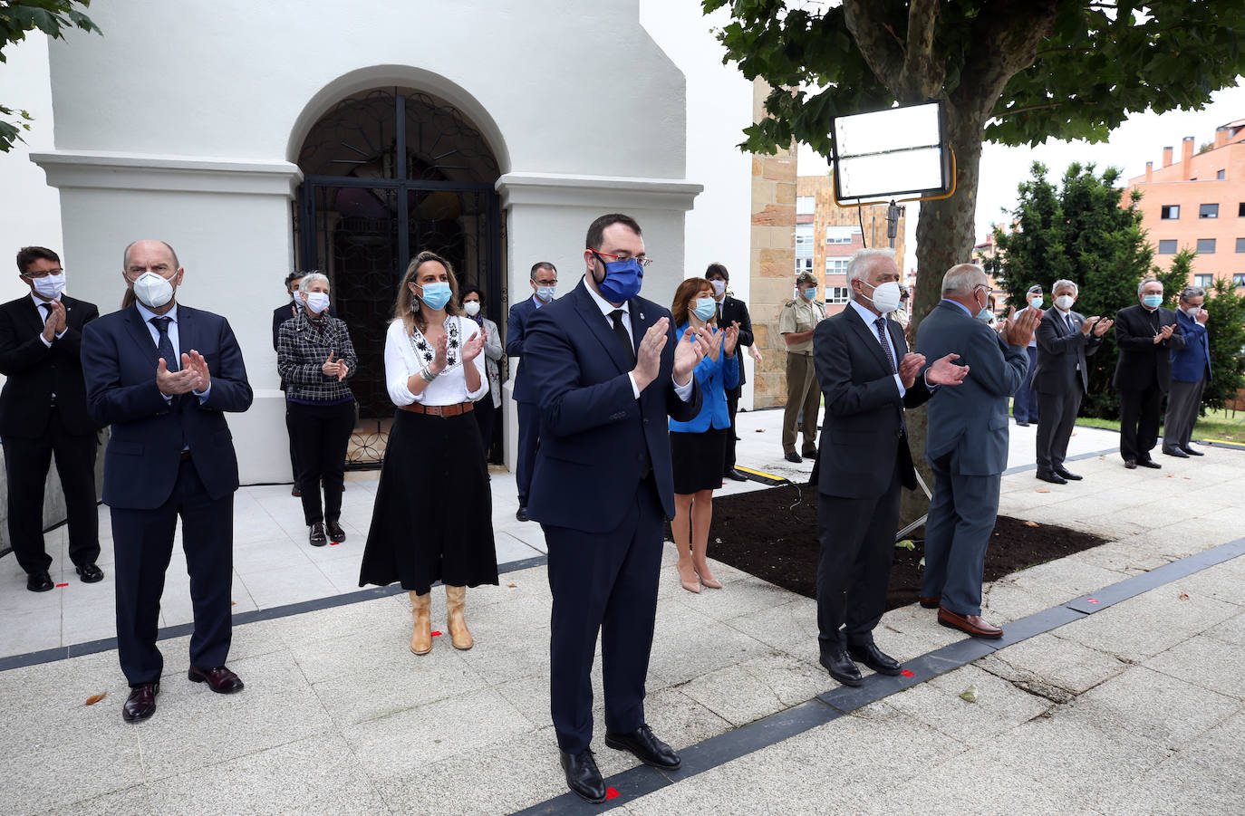 El Principado de Asturias, con su presidente Adrián barbón a la cabeza, ha rendido este viernes un sentido homenaje a las víctimas del coronavirus en la región. Todas ellas permanecerán para siempre en la memoria con los cinco tejos y la placa que desde hoy permanecen en las inmediaciones del Hospital Central Universitario, HUCA.