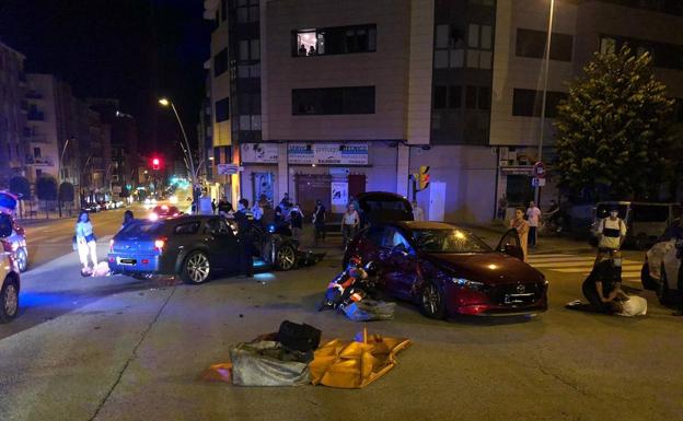 Un herido tras un accidente entre dos coches en la calle Ramón y Cajal de Gijón