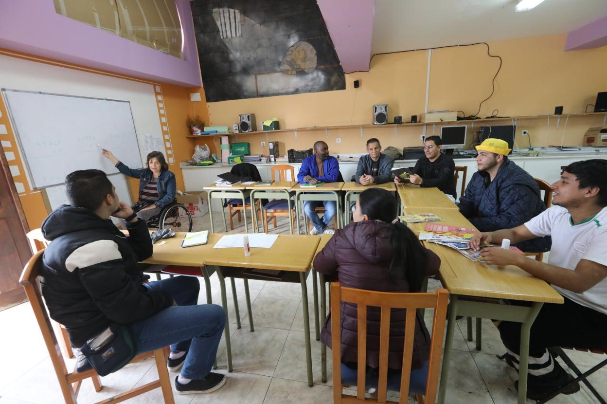 Usuarios de la casa de acogida Luz Casanova, que Cáritas gestiona en Valliniello. 