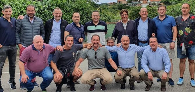 En la fila de arriba, de izquierda a derecha, Pañeda, Diego Lafuente, Juan Sesma, Jesús Fernández, Alfredo Rodríguez, Juan Arribas, Luis Avelino, Javier Dopico y Rubén Rodríguez. Agachados, en el mismo orden, Javi Garcia, Arturo Fariña, César Fernández, Pedro Silva, y José Antonio Rodríguez 'Cuco'.